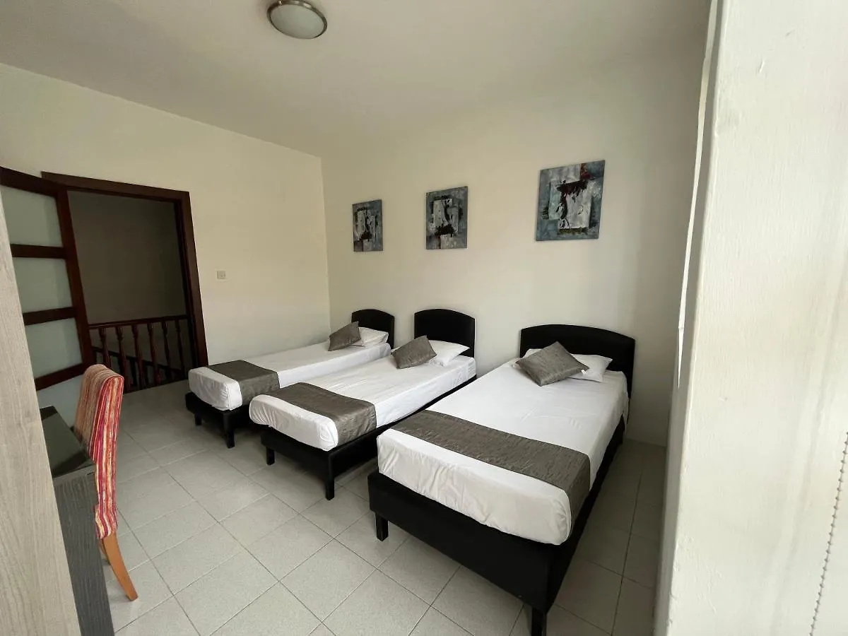New Aurora Room 2, Sunny Balcony Room, Shared Bath Is-Swieqi Malta