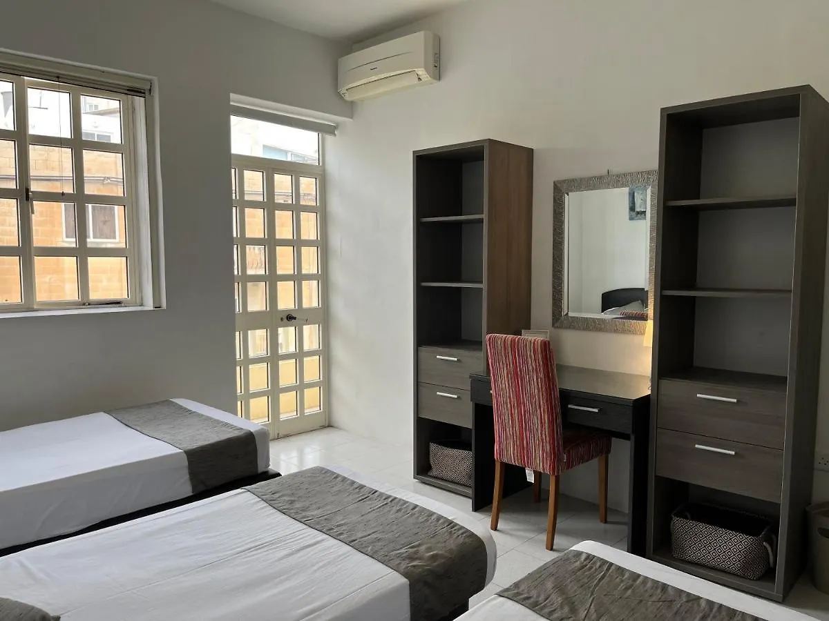 New Aurora Room 2, Sunny Balcony Room, Shared Bath Is-Swieqi