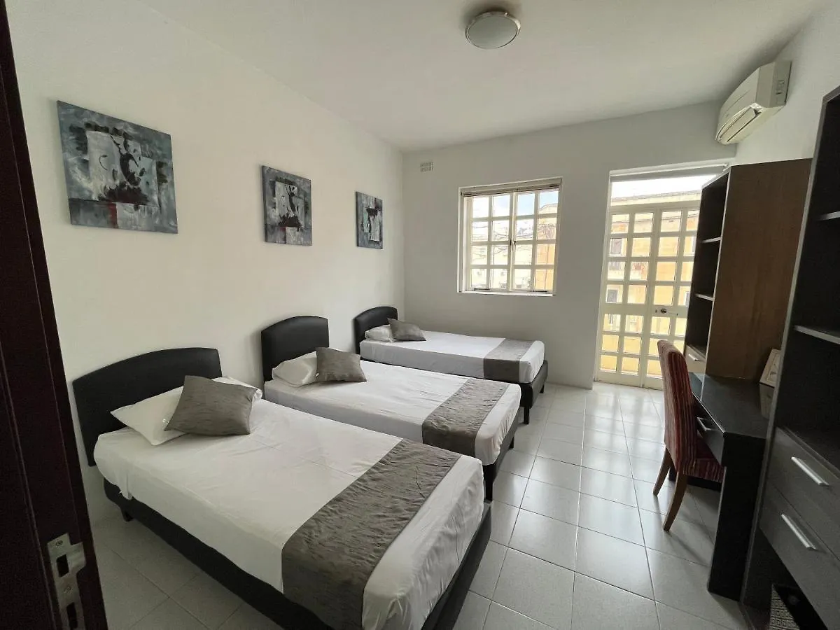 New Aurora Room 2, Sunny Balcony Room, Shared Bath Is-Swieqi 0*,  Malta