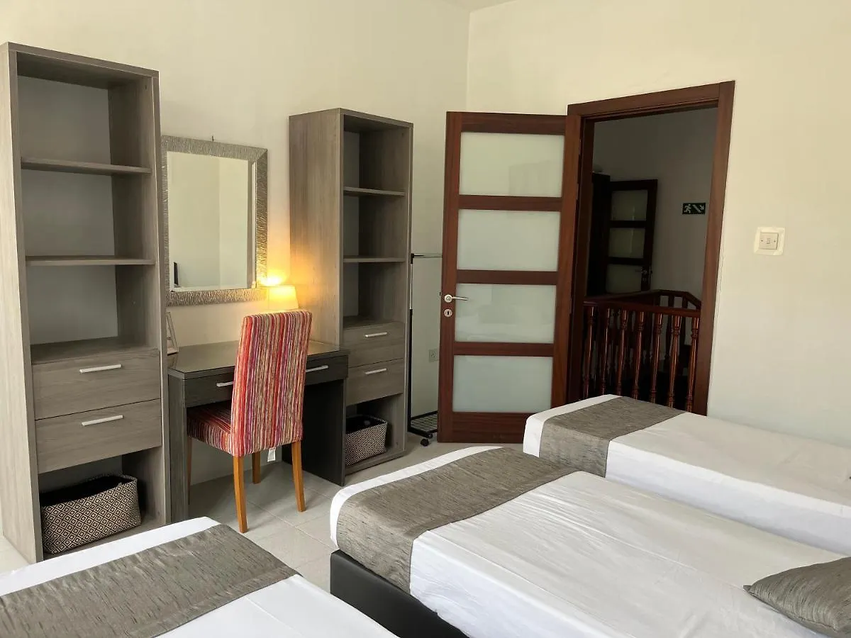 New Aurora Room 2, Sunny Balcony Room, Shared Bath Is-Swieqi Homestay